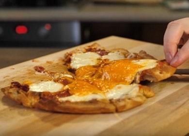 Pizza in padella senza panna acida - pizza molto pigra su una pasta