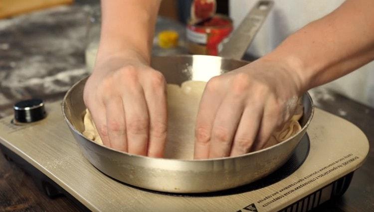 Distribuiamo l'impasto in una padella calda.