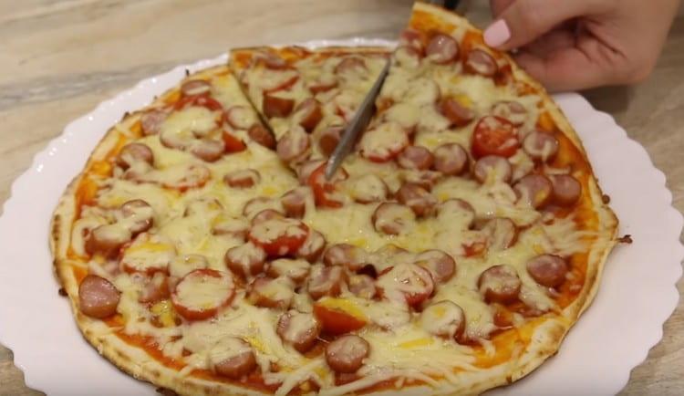 Una pizza del genere in padella su kefir è davvero un ottimo analogo alla versione classica del piatto.