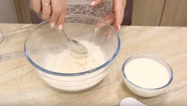 Aggiungi zucchero, soda e mescola gli ingredienti secchi.