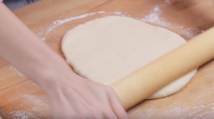 Stendi la pasta con il mattarello in un cerchio.