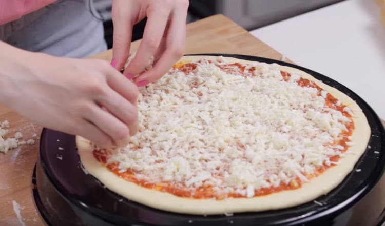 Strofiniamo i formaggi sul pezzo.