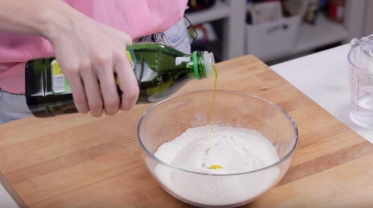 Aggiungi sale e olio d'oliva alla farina.