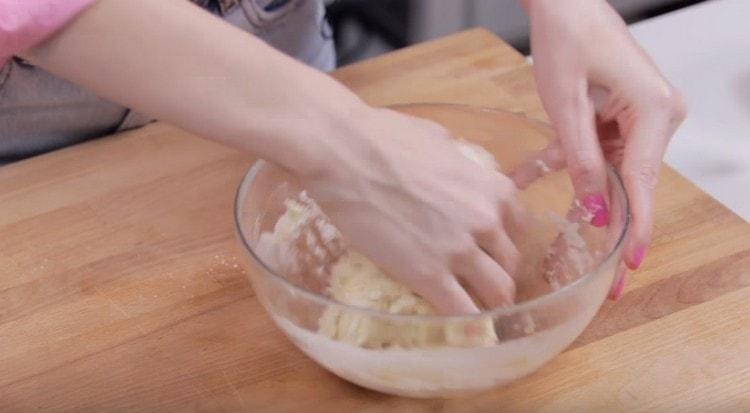 Impastare la pasta.