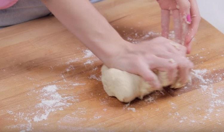 Successivamente, impastare la pasta direttamente sulla superficie di lavoro, cospargendola di farina.