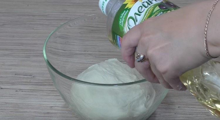 Distribuiamo l'impasto in una ciotola unta con olio vegetale, inoltre viene unta con olio.