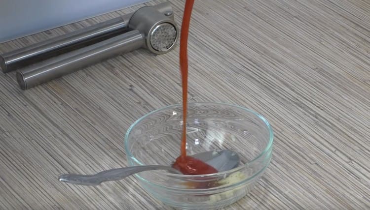 Per preparare la salsa, mescolare il ketchup o la salsa di pomodoro con l'aglio.