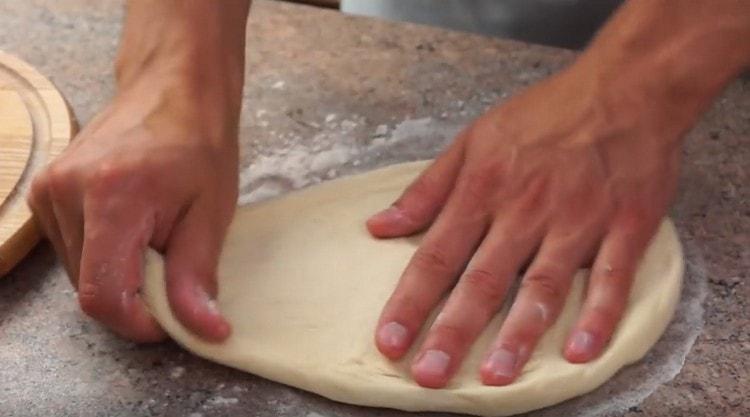 Stendi l'impasto con le mani o stendi.