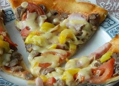 Deliziosa pizza con funghi a casa: una rapida ricetta passo-passo con foto.