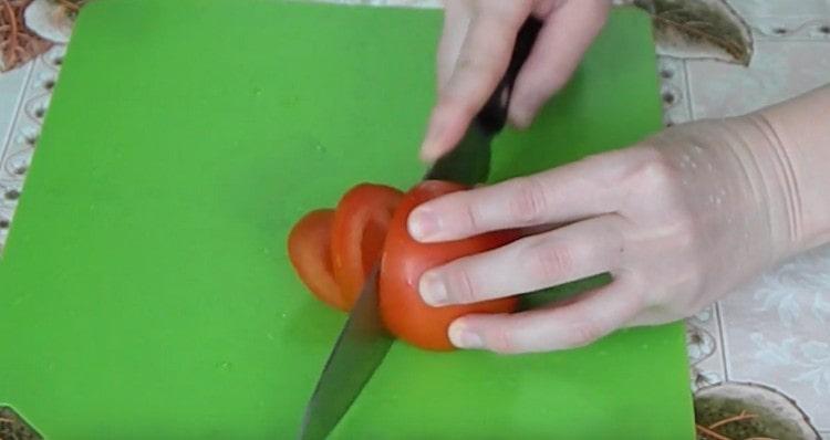 Tagliare il pomodoro in cerchi.