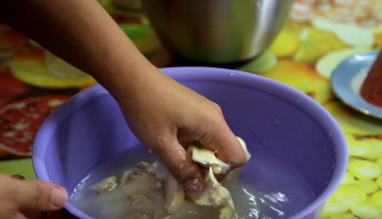 Unisci acqua, lievito, margarina, sale e zucchero.