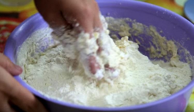 Introduciamo un'altra farina e iniziamo a impastare la pasta.