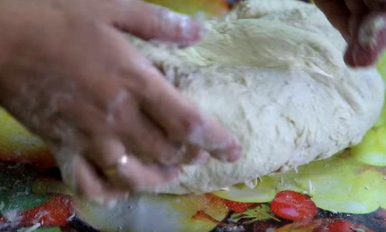 Impastare l'impasto con le mani fino a quando non smette di essere appiccicoso.