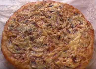 Pizza appetitosa con pollo e funghi: cuocere con foto passo dopo passo.