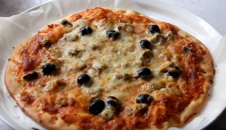 Cuocere la pizza fino a doratura.