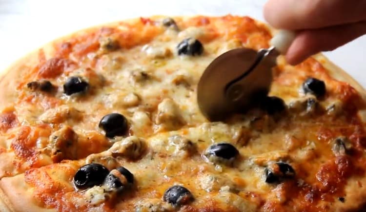 Una tale pizza con frutti di mare è sicura per decorare qualsiasi pasto.