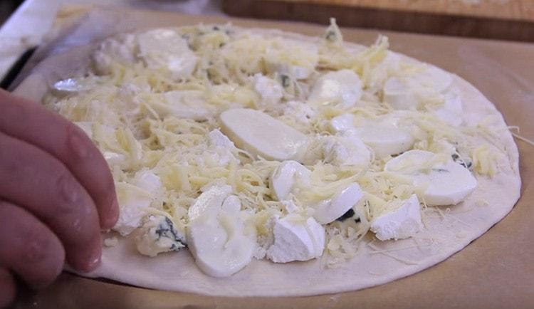 Alla fine, cospargere il pezzo con mozzarella grattugiata.