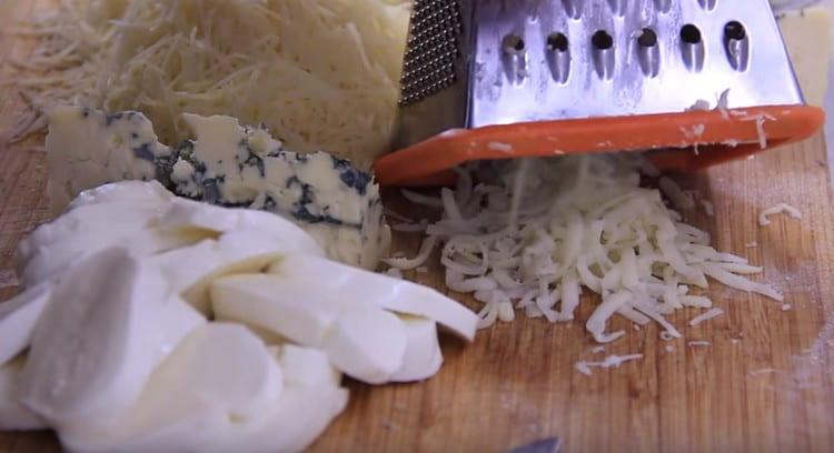 Prepariamo tutti i formaggi per la nostra pizza.