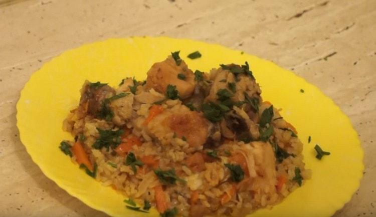 Come puoi vedere, pilaf al forno con pollo non è peggio della classica ricetta.