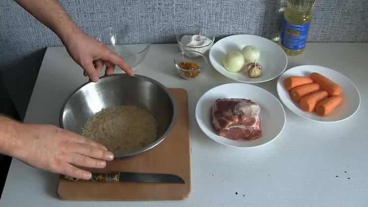 Secondo la ricetta, per cuocere il riso in una pentola a cottura lenta, lavare il riso