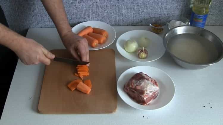 Secondo la ricetta, per cucinare il pilaf in una pentola a cottura lenta, tagliare le carote