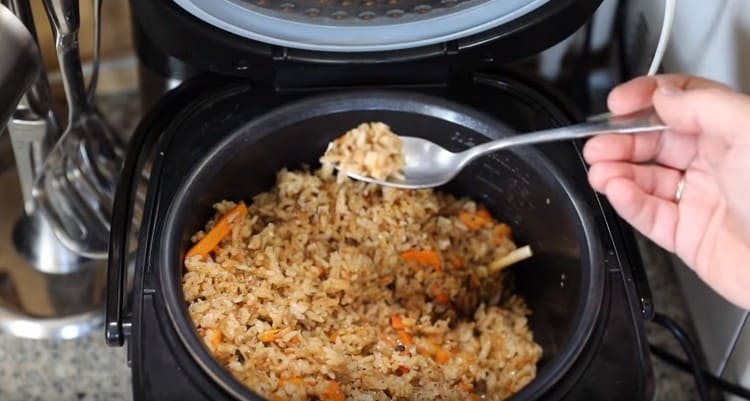 Pilaf in una pentola a cottura lenta con carne di maiale non è solo facile da preparare, ma anche conveniente.