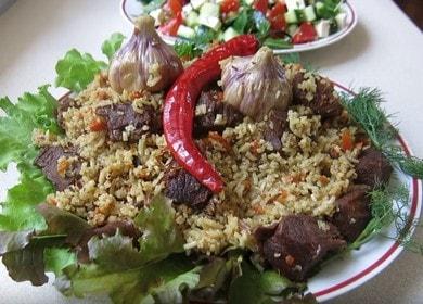 Cucinando delizioso pilaf di manzo in un calderone secondo la ricetta con una foto.