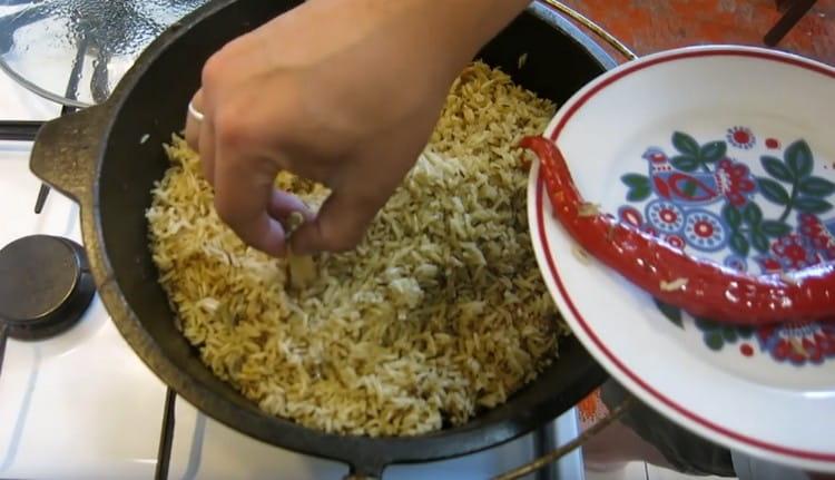 Rimuoviamo peperoncino e aglio dal pilaf finito.