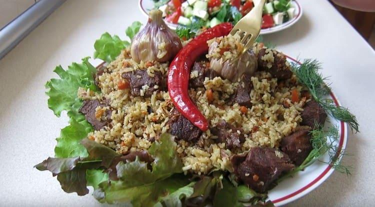 Come puoi vedere Un tale pilaf di manzo in un calderone può essere cucinato a casa non peggio che in natura.