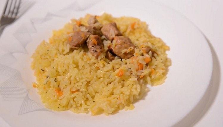 Pilaf con carne di maiale in padella è facile da preparare.