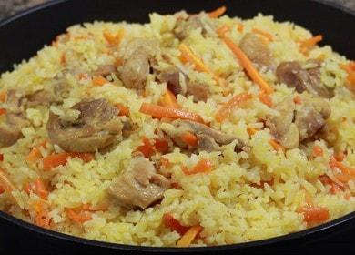 Cucinare delizioso pilaf con pollo in padella secondo la ricetta con una foto.