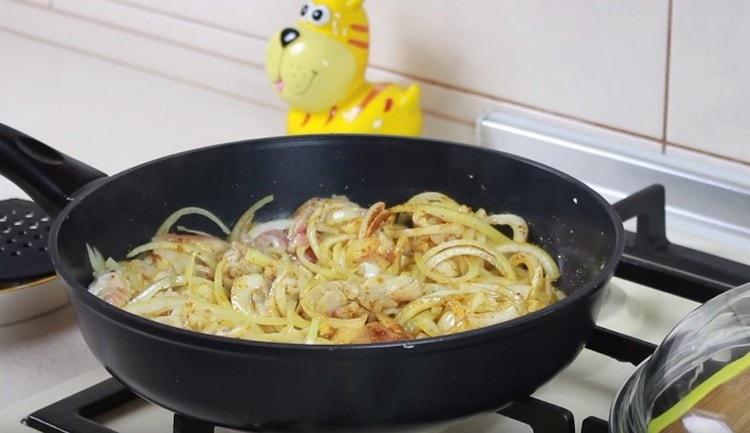 Friggi il kritz con la cipolla fino a ottenere una tonalità dorata.