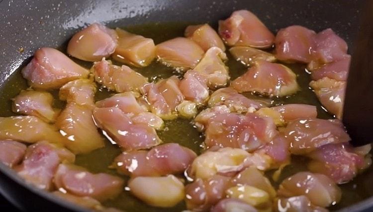 Dopo le cipolle, mettere la carne bianca nella padella per friggere.