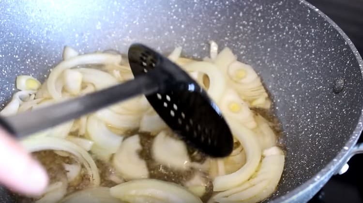 Rimuoviamo la carne dalla padella e invece friggiamo le cipolle.