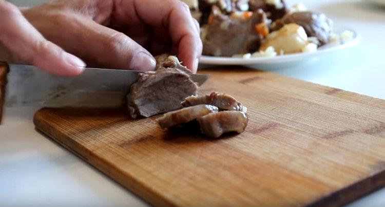 Tagliare la carne in pezzi più piccoli.