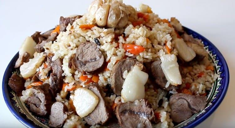 Il pilaf uzbeko con agnello è abbondante e gustoso.