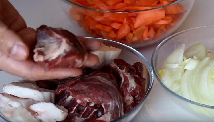 tagliamo l'agnello in pezzi abbastanza grandi e la coda grassa è grande e piccola.