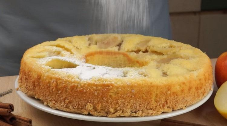 Prima di servire, una torta di mele così semplice può essere cosparsa di zucchero a velo.