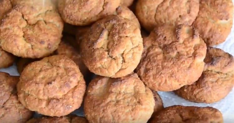 Spostiamo i biscotti finiti su un piatto.