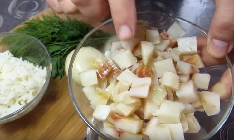 Tagliare il filetto di pesce in piccoli pezzi.