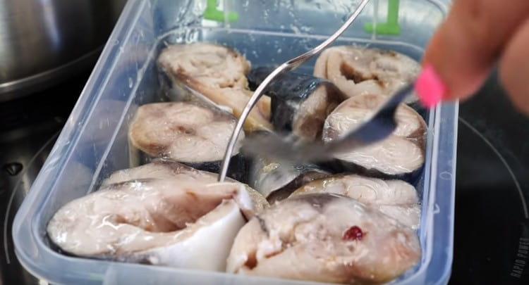 Dopo 5-6 ore, trasferire il pesce in un recipiente pulito e riempirlo con olio vegetale.