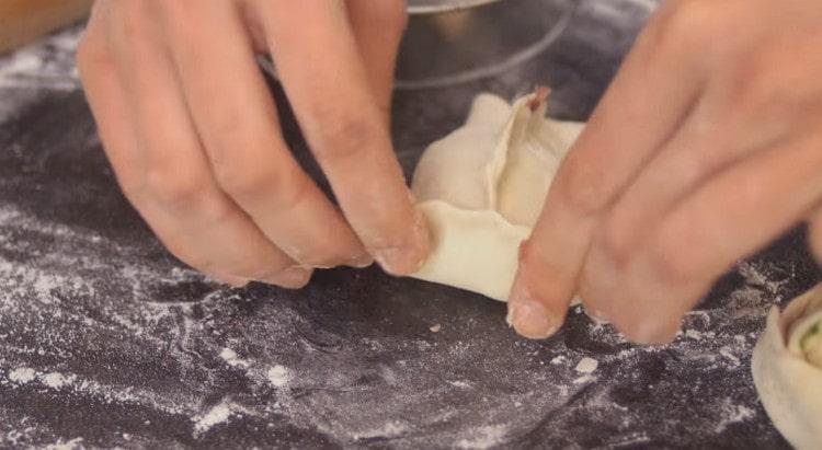 Pizzichiamo i bordi dell'impasto e formiamo manti.