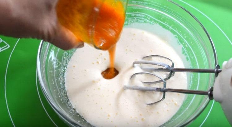 Introduciamo un bicchiere di kefir nella massa dell'uovo e marmellata.