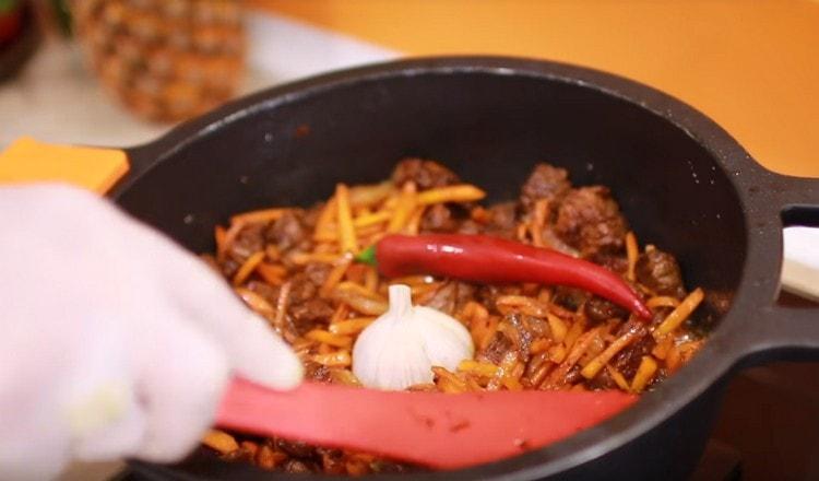 In futuro abbiamo spalmato una testa d'aglio e un baccello di peperoncino.