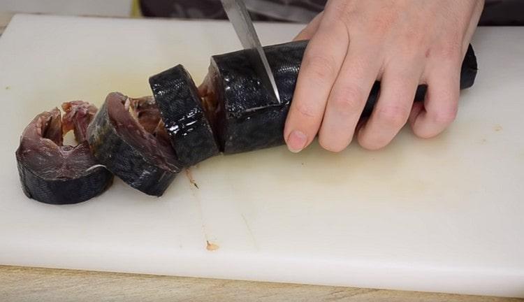 Tagliare la carcassa in pezzi porzionati.