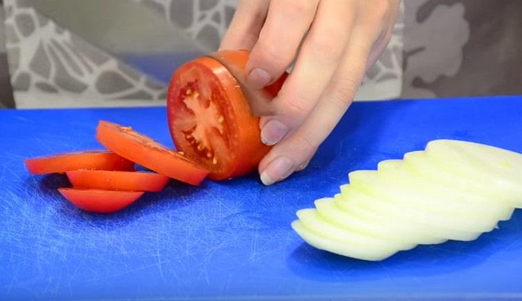 Tagliare il pomodoro fresco a cerchi.