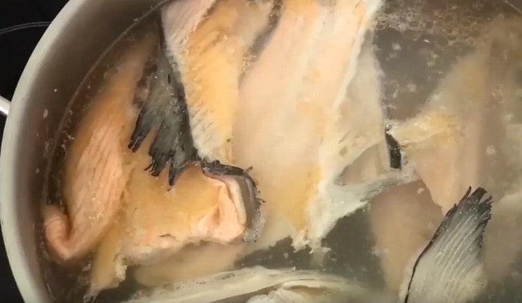 Cucinare il brodo di pesce dal set di zuppa.