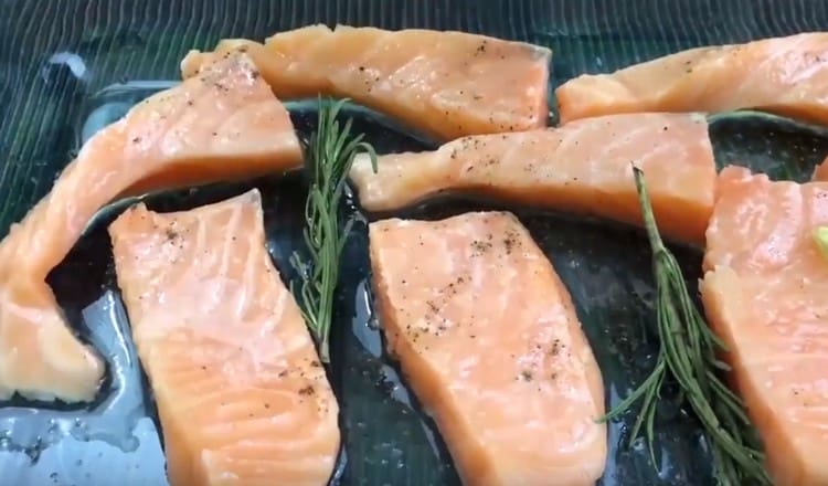 Posiamo i pezzi di salmone sulla griglia del forno, ungiamo con olio d'oliva, cospargiamo di sale, pepe.