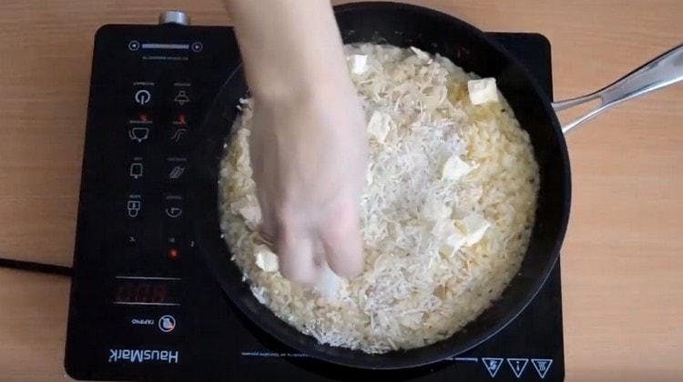 Nel risotto quasi pronto, aggiungi la crema di formaggio e il parmigiano.