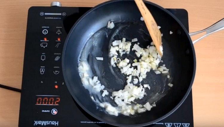 In una padella con burro, friggere le cipolle tritate.